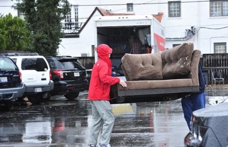 Nhiều gia đình gặp khó khăn trong việc bảo quản đồ đạc giá trị trong quá trình di chuyển