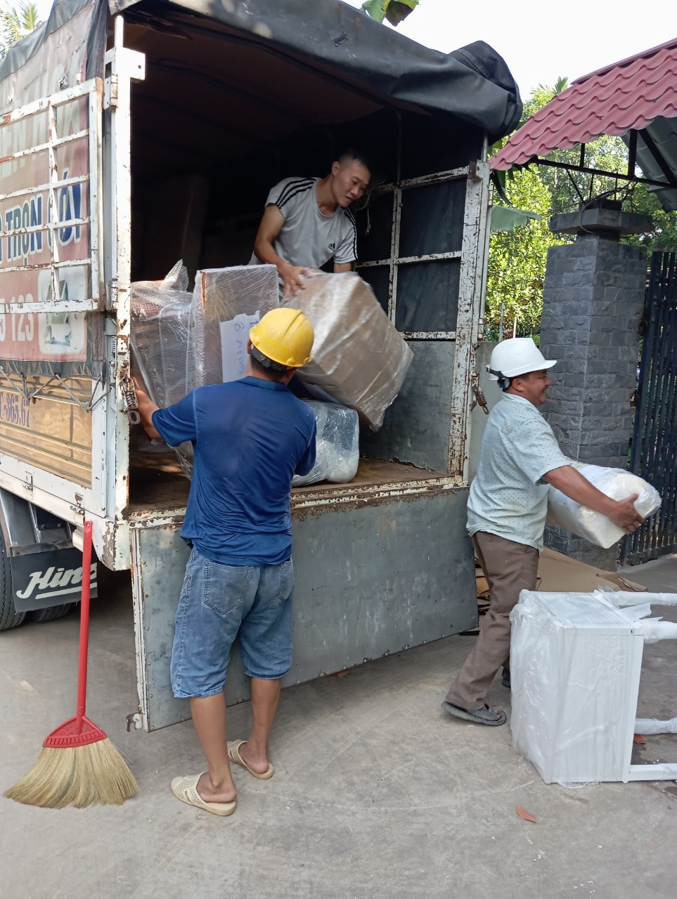 Nhân viên chuyển đồ lên xe tải chuẩn bị chuyển đi