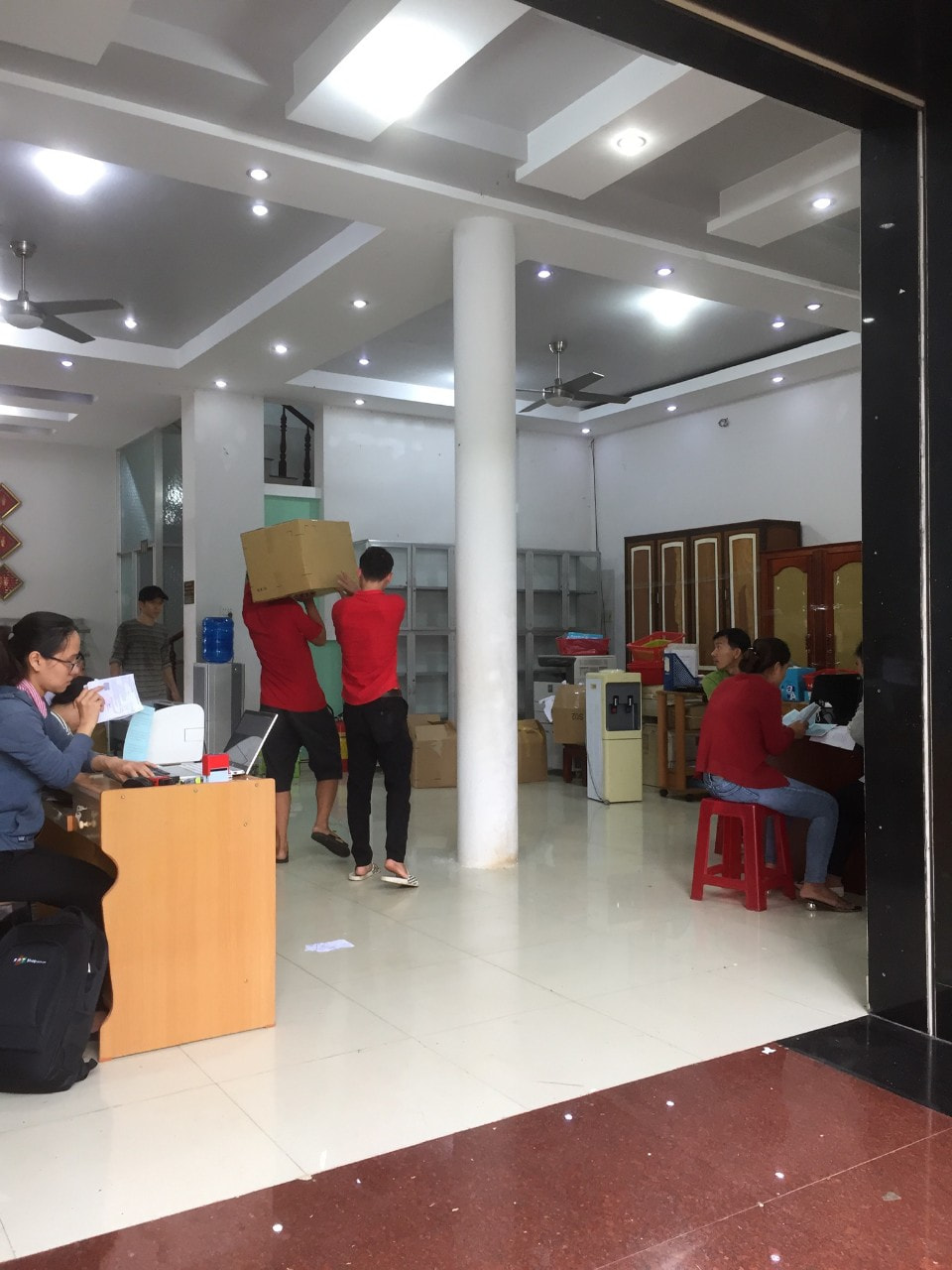 Nhân viên đang chuyển văn phòng