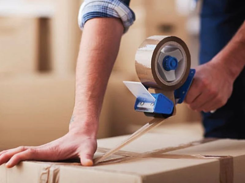 Băng keo chắc chắn giúp niêm phong thùng hàng an toàn