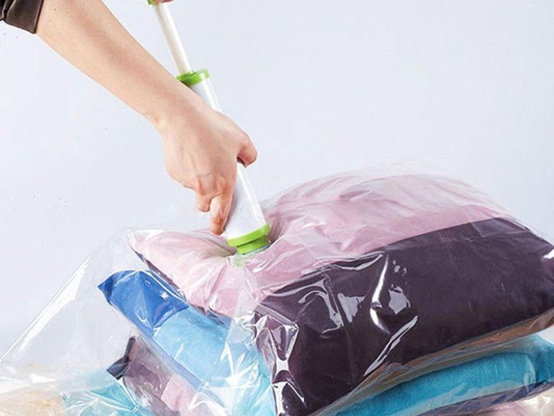 Mẹo thu gọn quần áo, chăn màn bằng túi hút chân không cực nhanh