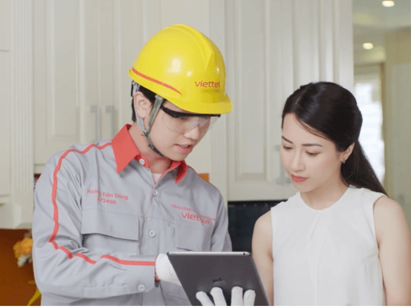 Nhân viên Viettel hỗ trợ khách kiểm tra wifi sau lắp đặt